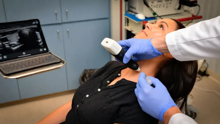 Médico realizando una biopsia por aspiración con aguja fina