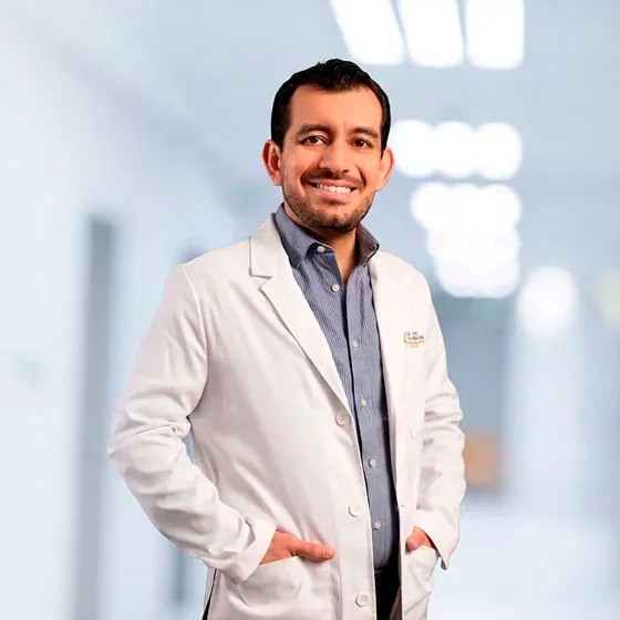 Dr. Michel Hernández durante una valoración de cáncer de tiroides