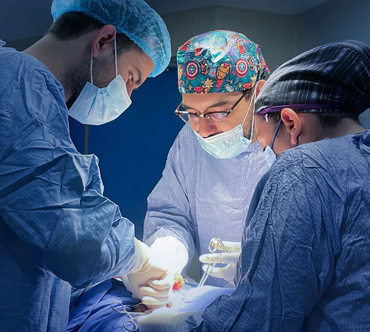 Dr. Michel Hernández y su equipo durante una cirugía oncológica.