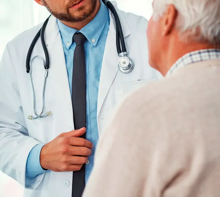Médico conversando con un paciente durante una segunda opinión oncológica
